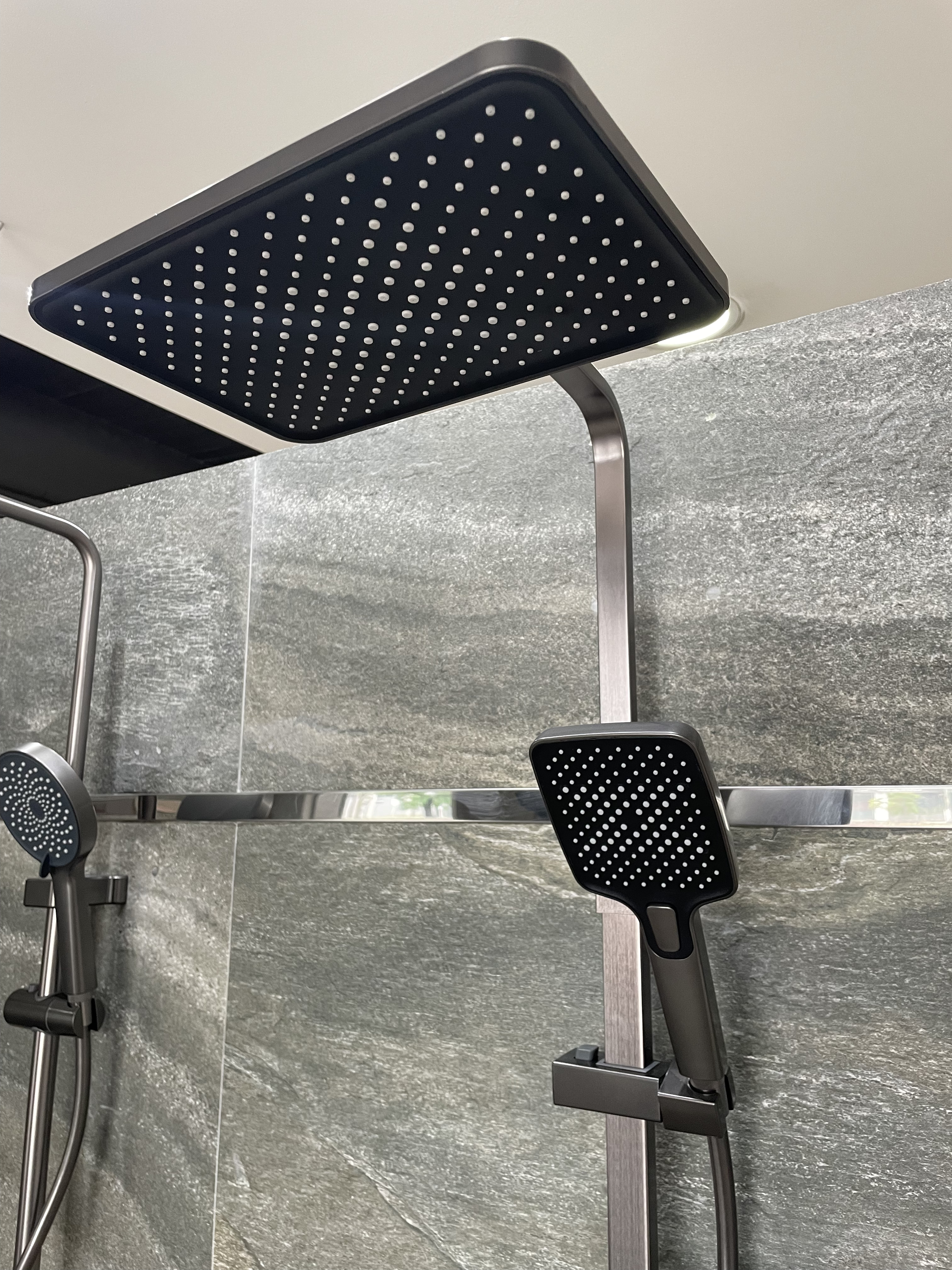 Columna Grifería de Ducha Con Duchador Cromo Negro – Cod M4150B
