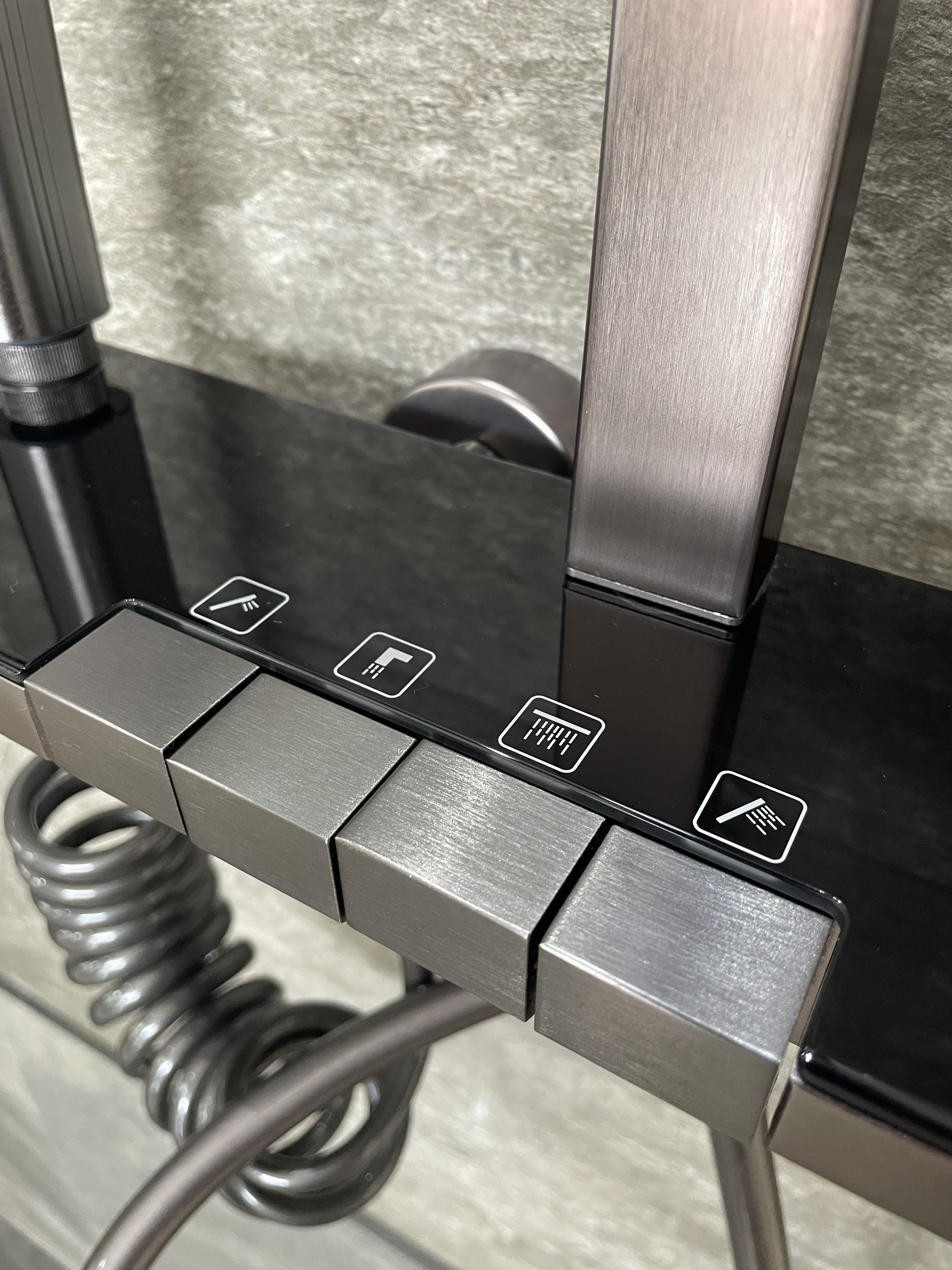 Columna Grifería de Ducha Con Duchador Cromo Negro – Cod M4150B