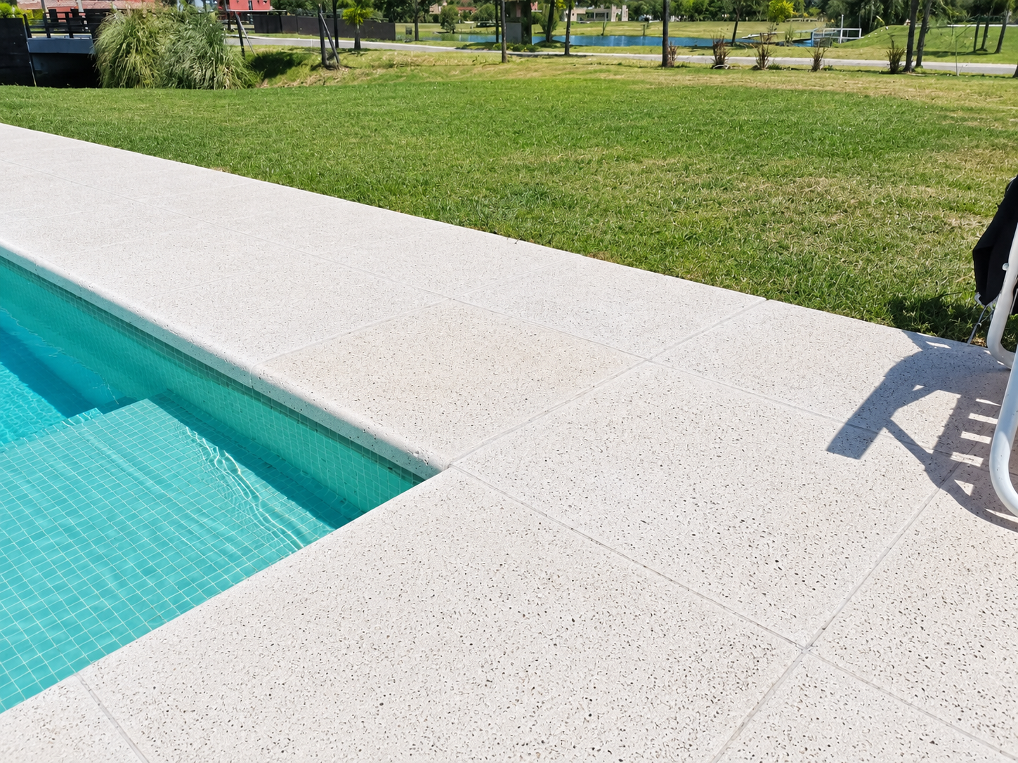 Baldosa Cementicia Lanik 50x50 Borde L Blanco Atérmico Piscina – Cod 6979